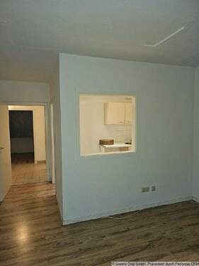 Küche mit Durchreiche zum Wohnzimmer - 