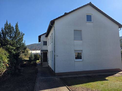 Haus - renovierte 2-Zimmer EG Wohnung mit Balkon und Stellplatzmöglichkeit - Infos beachten