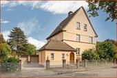Vorderansicht - Exklusives Zweifamilienhaus mit zwei separaten Wohnebenen, 236,44 m² Wohnfläche, zwei Garagen