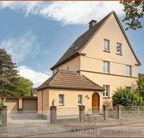 Exklusives Zweifamilienhaus mit zwei separaten Wohnebenen, 236,44 m² Wohnfläche, zwei Garagen - Duisburg Vierlinden