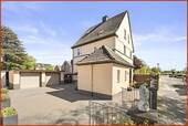 Seitenansicht mit Garagen - 9 Zimmer Mehrfamilienhaus, Wohnhaus zum Kaufen in Duisburg