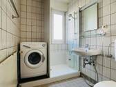 Badezimmer mit Waschmaschinenanschluss - 