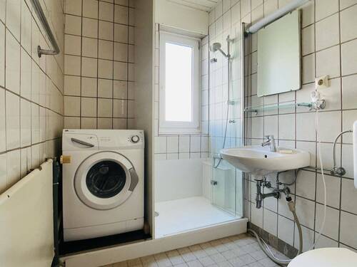 Badezimmer mit Waschmaschinenanschluss - 