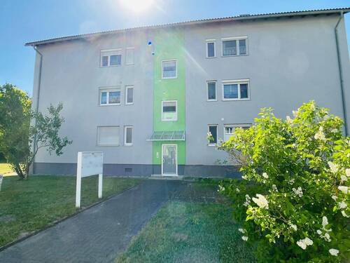 Hausansicht - 3-Zimmer ETW mit Balkon mit Blick ins Grüne, Stellplatz und Kellerabteil