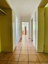 Wohnungsflur mit Einbauschränken und integrierter Garderobe - 
