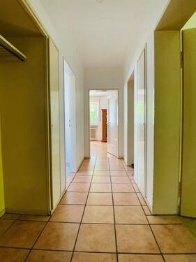 Wohnungsflur mit Einbauschränken und integrierter Garderobe - 