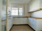 helle Küche mit Durchreiche zum Esszimmer - 