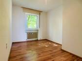 Zimmer nutzbar als Home-Office oder Kinderzimmer - 