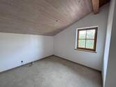 1. Zimmer m. Fenster im OG - 