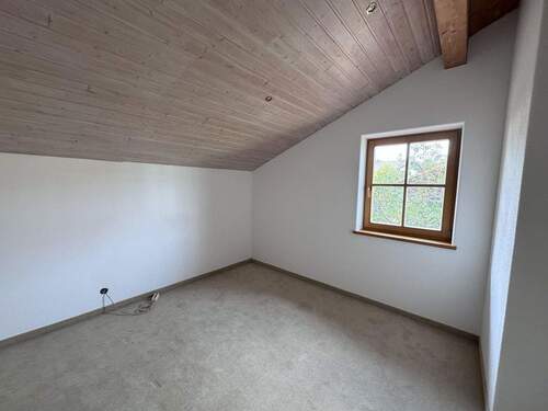 1. Zimmer m. Fenster im OG - 