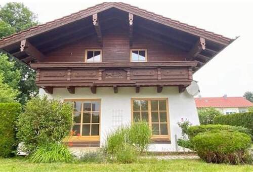 Blick v. Garten aufs Haus - freistehendes Einfamilienhaus (voll unterkellert) mit Blick auf die Berge