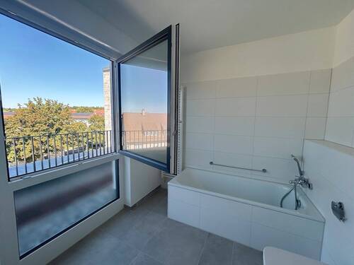 Bad 1 mit Fenster + Wanne - 