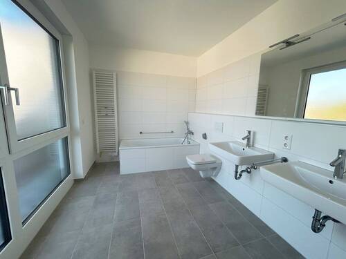 Bad 1 mit Fenster + Wanne - 