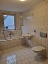Bad mit neuem WC und Fenster - 