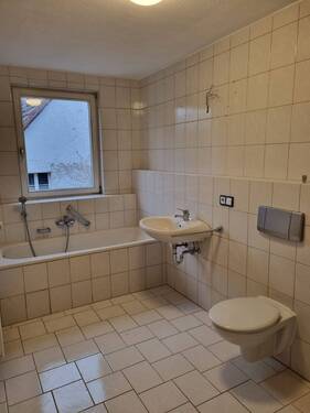 Bad mit neuem WC und Fenster - 