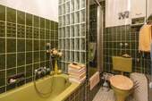 EG: Badezimmer mit Badewanne und Dusche - 