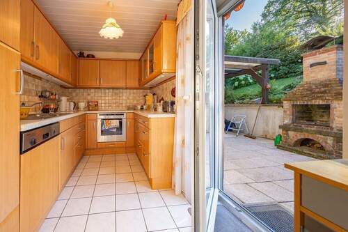 EG: Küche mit Zugang zur Terrasse - 