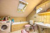 DG: Tageslichtbad mit Badewanne und Stellplatz Waschmaschine - 