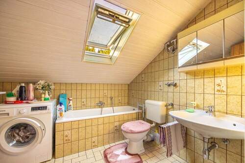 DG: Tageslichtbad mit Badewanne und Stellplatz Waschmaschine - 