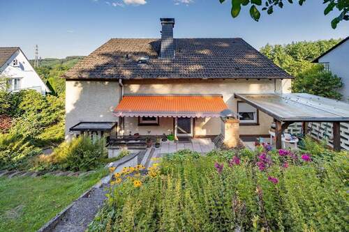 Außenansicht, Gartenseite - 7 Zimmer Mehrfamilienhaus, Wohnhaus zum Kaufen in Lüdenscheid