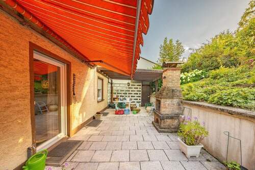 Terrasse mit Überdachung und Markise - Mehrfamilienhaus, Wohnhaus mit 218,00 m&sup2; in Lüdenscheid zum Kaufen