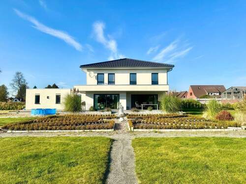 Ansicht aus dem Garten - 7 Zimmer Einfamilienhaus zum Kaufen in Wiesmoor