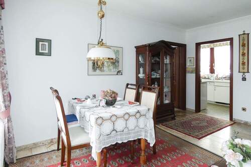 praktisch direkt angrenzend an - 