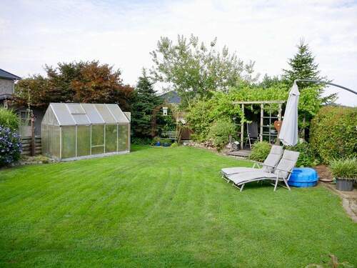 Garten mit Gewächshaus - 