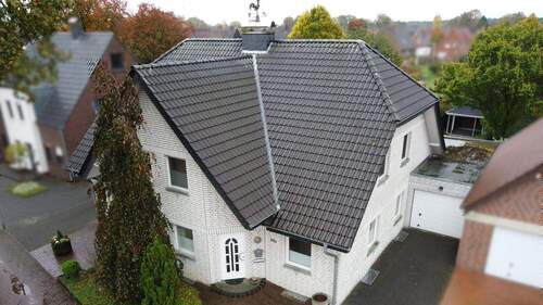 Luftaufnahme - IMMOBILIEN GUMNIOR präsentiert: gepflegte Doppelhaushälfte in familienfreundlicher Wohnlage