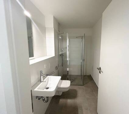 Bad mit Walk-In-Dusche - Etagenwohnung mit 50,00 m² in Stuttgart zur Miete