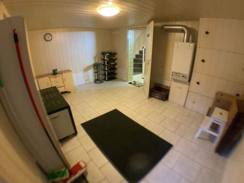 Weiteres großes Zimmer im Keller mit Zugang zum Garten - 