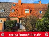 Straßenansicht - Modernisiertes Reihenmittelhaus mit Carport, Abstellraum und gepflegten Garten!