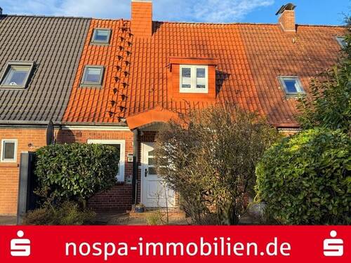 Straßenansicht - Modernisiertes Reihenmittelhaus mit Carport, Abstellraum und gepflegten Garten!