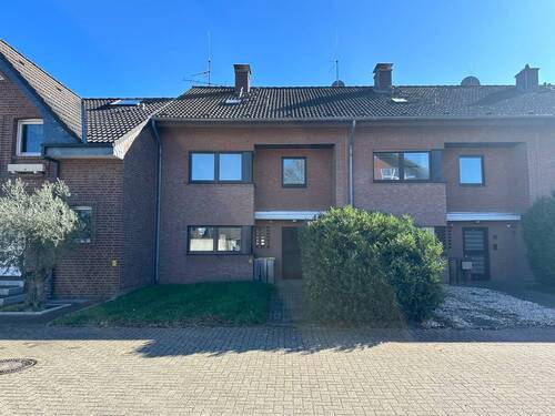 Hausansicht Vorderseite - Reihenhaus mit Südlage und Einliegerwohnung