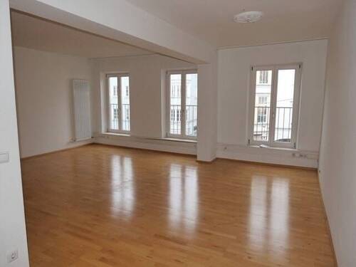 Wohnz. mit Blick auf Max-J.-Pl. - 