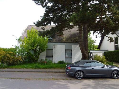 Vorderansicht - Geräumiges freistehendes Einfamilienhaus in TOP Lage in ruhiger und verkehrsarmer Wohnstraße