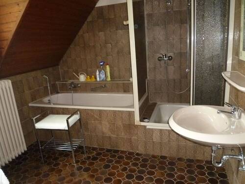 Bad mit Wanne, Dusche u. Fenster - 