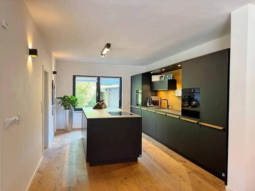 Küche - Zukunftssicheres Design-Atriumhaus: Klasse B, 12kWp PV, Klima, Kamin & Einlieger-Option