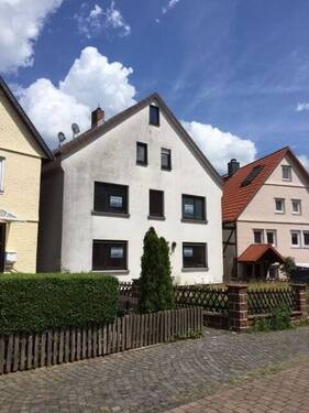 Hausansicht - Einfamilienhaus mit Terrasse und Garten in sehr schöner und ruhiger Wohnlage von Herbstein