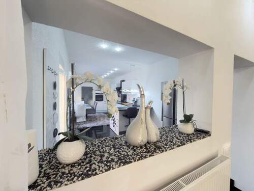 Blick zur Küche vom Wohnzimmer - 4 Zimmer Etagenwohnung in Mönchengladbach