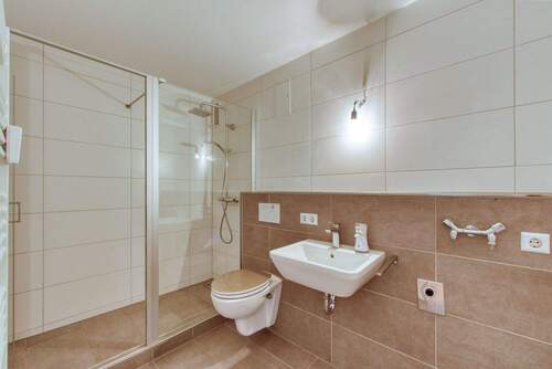 Bad mit Dusche - 