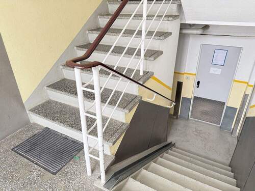 Treppenhaus - 2 Zimmer Etagenwohnung zum Kaufen in Dresden / Gruna