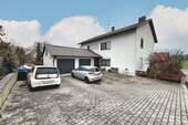 Einfahrt mit Garage - Mehrfamilienhaus, Wohnhaus mit 195,00 m&sup2; in Dietersburg zum Kaufen