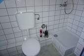 Badezimmer mit Dusche.JPG - 