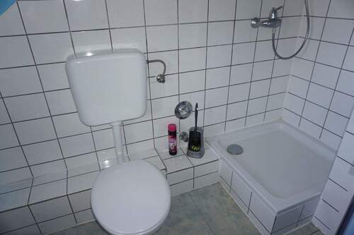 Badezimmer mit Dusche.JPG - 