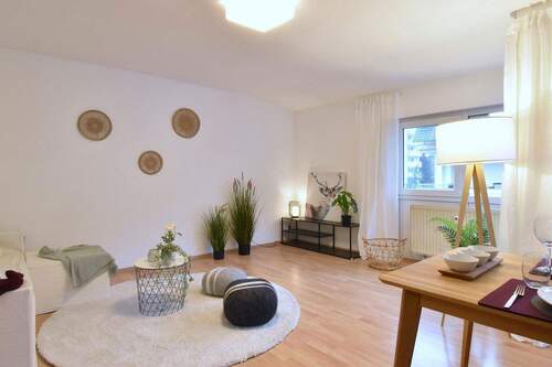 Wohnzimmer 2 - 1 Zimmer Etagenwohnung zum Kaufen in Fürth