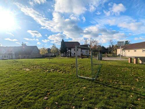 Sportplatz vor dem Haus - 