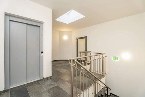 Treppenhaus mit Fahrstuhl - 