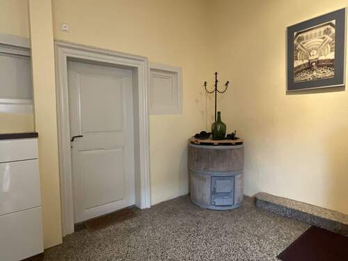 Flur EG Vorderhaus - 1 Zimmer Mehrfamilienhaus, Wohnhaus in Geisenheim