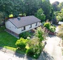 Viel Platz und Potenzial: Haus mit Terrasse, Vollkeller, Tiefgarage und einem schönen Grundstück - Dellstedt